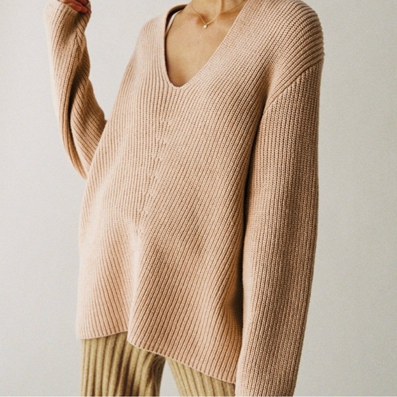 URBAN OUTFITTER'S VICTORIA
OVERSIZED SWEATER SIZE S - Picture 1 of 9